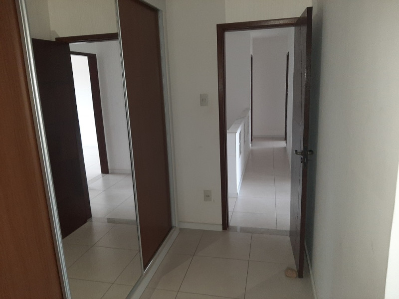 Casa de condomínio à venda Itanhangá com 380m² e 5 quartos por R$ 600.000 - 39-closet-da-suite.jpg
