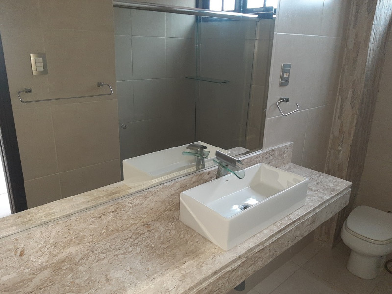 Casa de condomínio à venda Itanhangá com 380m² e 5 quartos por R$ 600.000 - 56-banheiro-dos-quartos.jpg