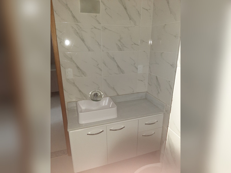 Casa de condomínio à venda Itanhangá com 380m² e 5 quartos por R$ 600.000 - 70-banheiro-visao-do-box.jpg