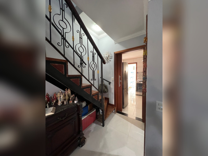 Casa de condomínio à venda Freguesia (Jacarepaguá) com 88m² e 2 quartos por R$ 430.000 - escada-e-cozinha.jpg