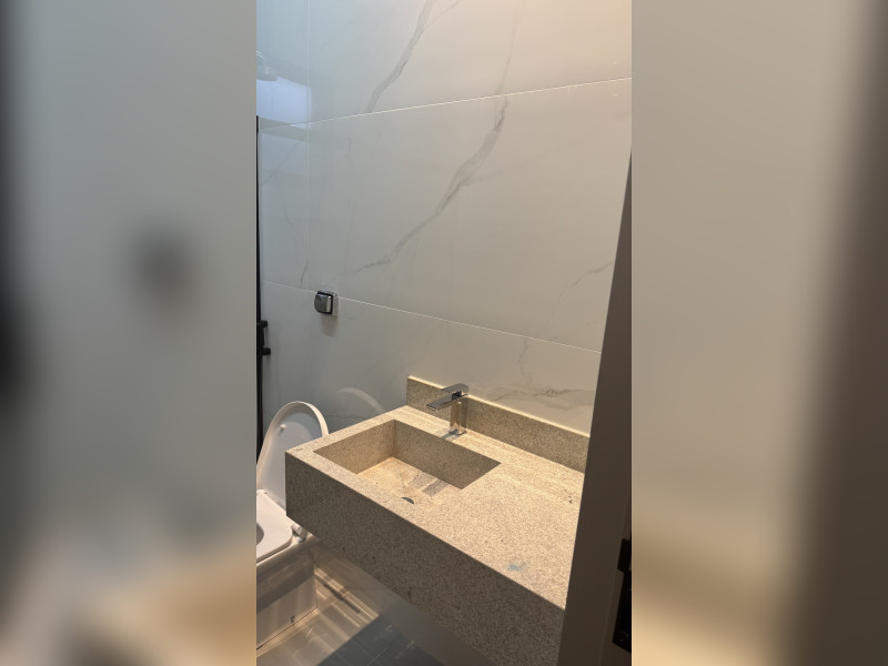 Casa de condomínio para alugar Grand Ville com 150m² e 3 quartos por R$ 8.000 - foto-raros-banheiro-corredor.jpeg
