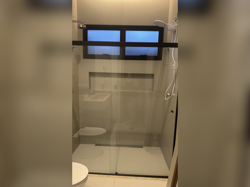 Casa de condomínio para alugar Grand Ville com 150m² e 3 quartos por R$ 8.000 - foto-raros-banheiro-suite-master.jpeg