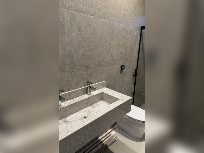 Casa de condomínio para alugar Grand Ville com 150m² e 3 quartos por R$ 8.000 - foto-raros-banheiro-suite-master1.jpeg