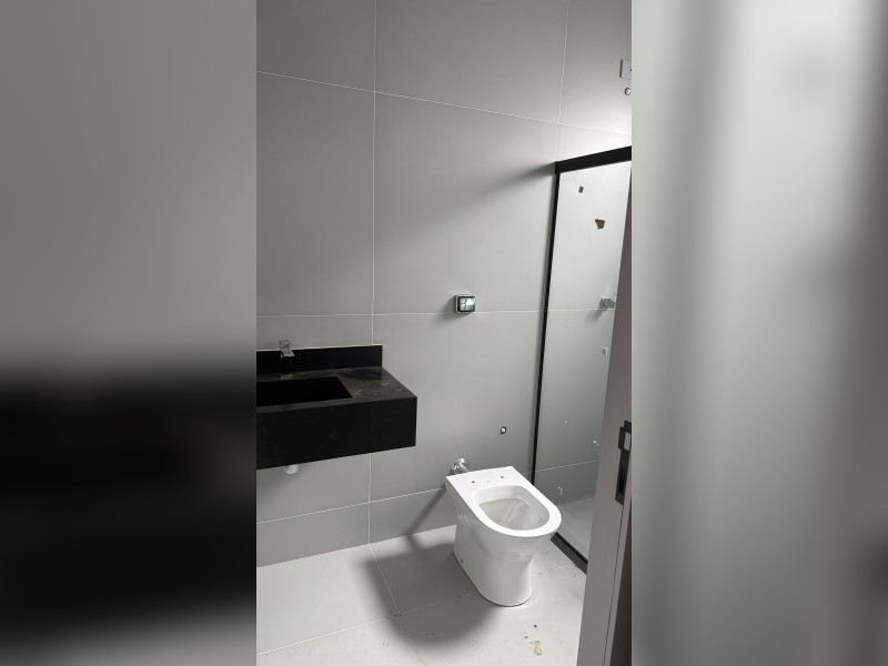 Casa de condomínio para alugar Grand Ville com 150m² e 3 quartos por R$ 8.000 - foto-raros-banheiro-suite-master2.jpeg