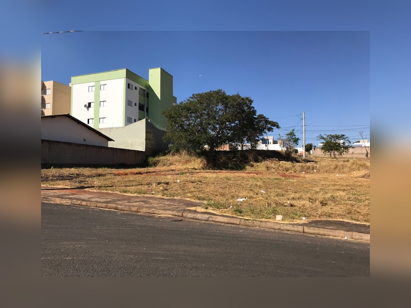 Terreno à venda Bosque dos Buritis com 770m² e 1 quarto por R$ 900.000 - terreno-bosque-lateral-esquerdo.jpg