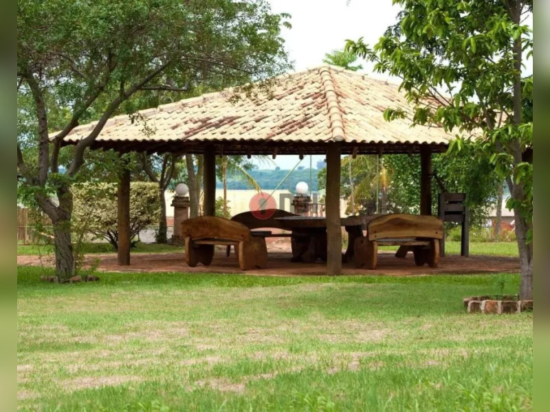 imóvel com 913m² - Terras da Barra - Mendonca