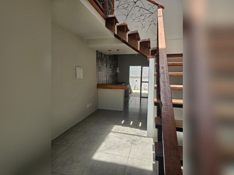 Casa à venda Ipanema com 110m² e 2 quartos por R$ 538.000 - escada-x-sala-x-cozinha.jpeg