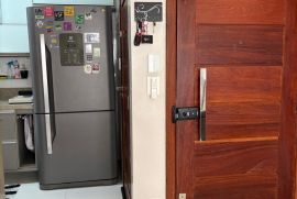 Apartamento à venda Costa Azul com 78m² - 3 dormitórios -  vaga - R$ 410.000 - cozinha-porta-entrada.jpg