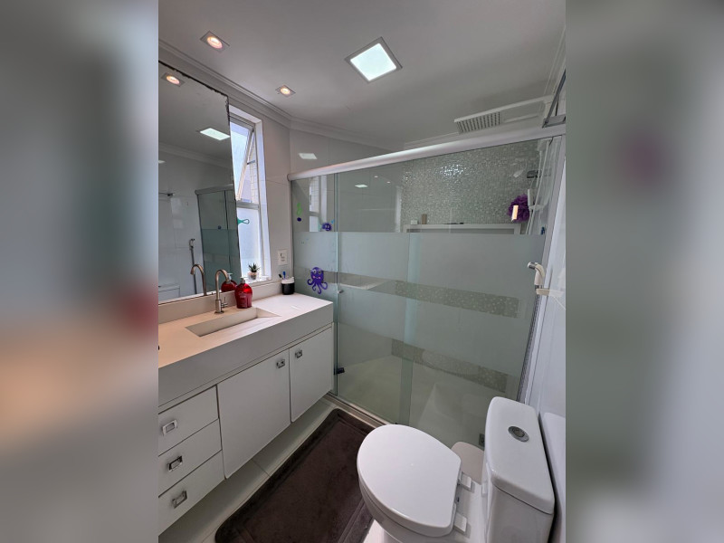 Apartamento à venda Costa Azul com 78m² e 3 quartos por R$ 410.000 - wc-suite-1.jpg