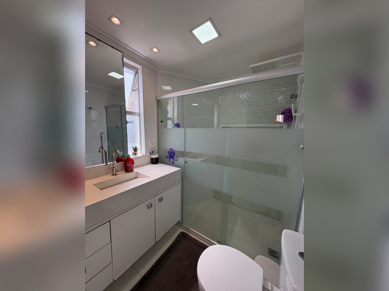 Apartamento à venda Costa Azul com 78m² e 3 quartos por R$ 410.000 - wc-suite-2.jpg