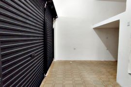 Comercial à venda Centro com 116m² - 1 dormitório -  vagas - R$ 600.000 - 1a-frente-porta.jpg
