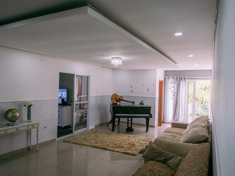 Casa à venda Chácara Pavoeiro com 549m² e 4 quartos por R$ 2.800.000 - casa-pav-superior-sala-piano-2.jpg