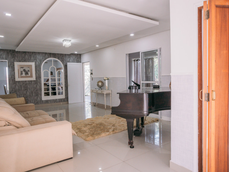 Casa à venda Chácara Pavoeiro com 549m² e 4 quartos por R$ 2.800.000 - casa-pav-superior-sala-piano.jpg