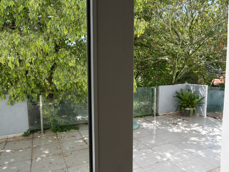 Casa à venda Chácara Pavoeiro com 549m² e 4 quartos por R$ 2.800.000 - casa-pav-superior-varanda-sala-piano.jpg