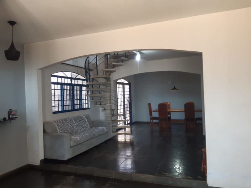 Casa à venda Parque Egisto Ragazzo com 294m² e 5 quartos por R$ 850.000 - 1fc3142e-dfd4-4800-95d9-73a314ef6199.jpeg