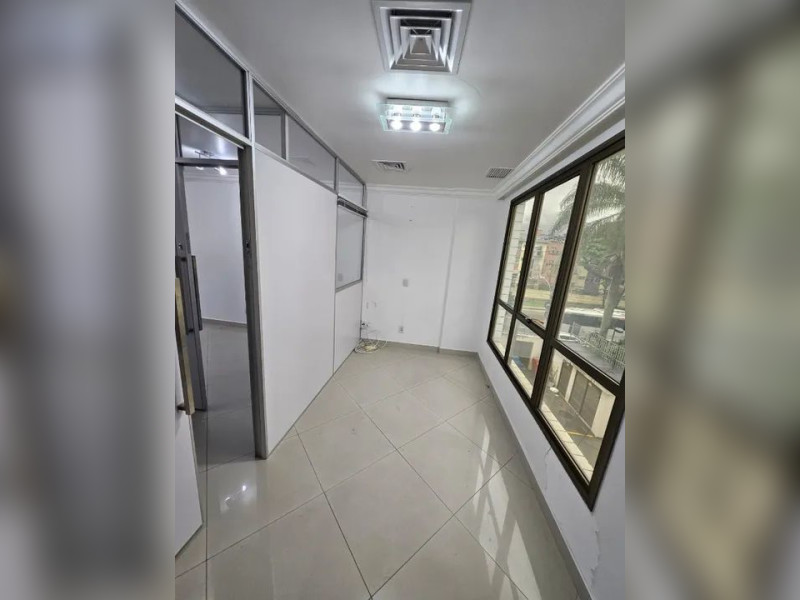 Comercial à venda Freguesia (Jacarepaguá) com 29m² e 1 quarto por R$ 130.000 - 10-espaco-principal-com-vista-janela.jpg