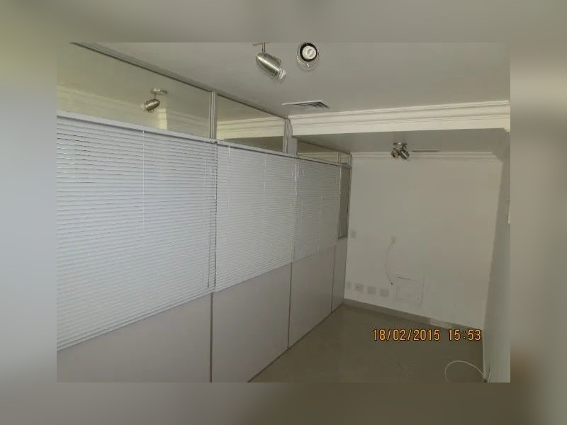 Comercial à venda Freguesia (Jacarepaguá) com 29m² e 1 quarto por R$ 130.000 - 7-espaco-reuniao-com-persiana.jpg