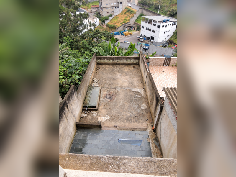 Casa à venda Jardim Sílvia com 173m² e 3 quartos por R$ 397.000 - sobrado-aconchegante-em-embu-das-artes-quintal-area-externa-fundos-vista-alta-vizinhanca.png