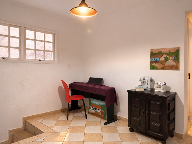 Casa à venda Jardim Sílvia com 173m² e 3 quartos por R$ 397.000 - sobrado-aconchegante-em-embu-das-artes-sala-multiuso-janela-ampla-iluminacao-quente-premium.png