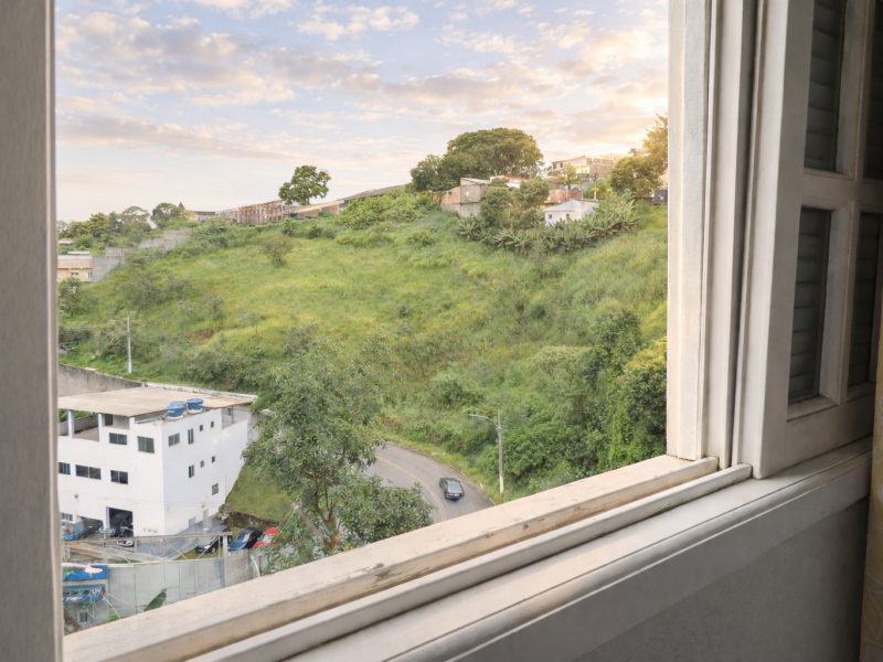 Casa à venda Jardim Sílvia com 173m² e 3 quartos por R$ 397.000 - sobrado-aconchegante-em-embu-das-artes-vista-da-janela-para-area-verde-e-vizinhanca.png