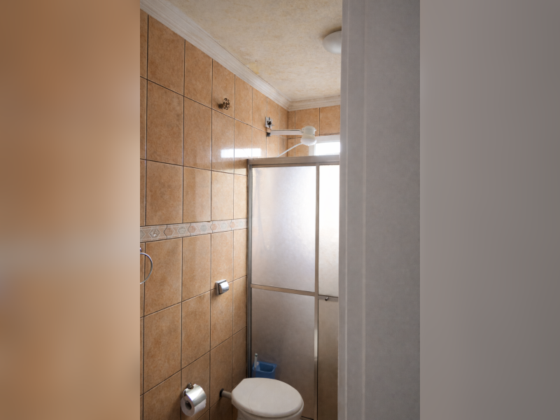 Casa à venda Jardim Sílvia com 173m² e 3 quartos por R$ 397.000 - sobrado-aconchegante-embu-das-artes-banheiro-social-com-box-de-vidro-e-iluminacao-natural.png