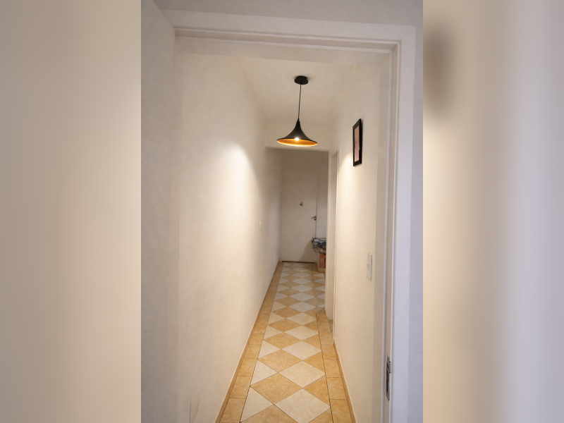 Casa à venda Jardim Sílvia com 173m² e 3 quartos por R$ 397.000 - sobrado-aconchegante-embu-das-artes-corredor-distribuicao-area-intima-com-lustre-aceso-e-piso-xadrez-ceramico.png