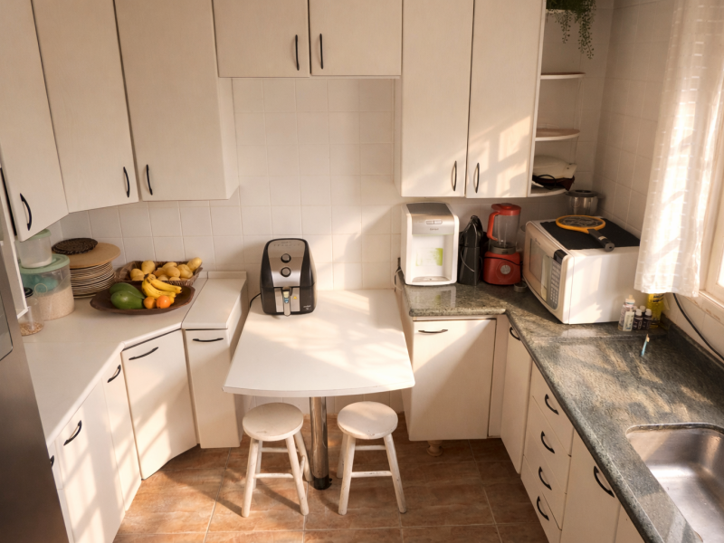 Casa à venda Jardim Sílvia com 173m² e 3 quartos por R$ 397.000 - sobrado-aconchegante-embu-das-artes-cozinha-planejada-com-armarios-brancos-bancada-granito-janela-ampla-e-luz-natural.png