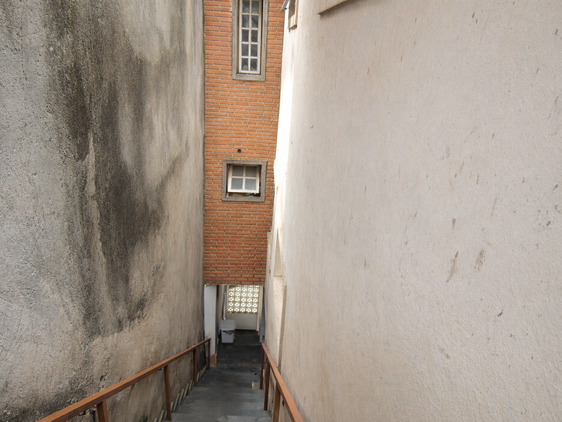 Casa à venda Jardim Sílvia com 173m² e 3 quartos por R$ 397.000 - sobrado-aconchegante-embu-das-artes-escada-acesso-entrada-principal-corredor-lateral-area-externa-e-chegada-ao-imovel.png