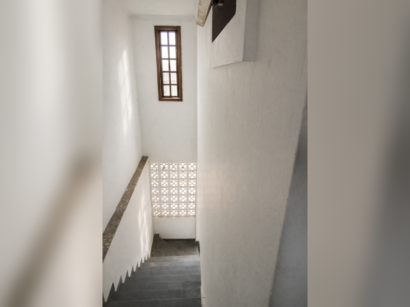 Casa à venda Jardim Sílvia com 173m² e 3 quartos por R$ 397.000 - sobrado-aconchegante-embu-das-artes-escada-interna-com-iluminacao-natural-claraboia-e-ventilacao-em-area-de-circulacao.png