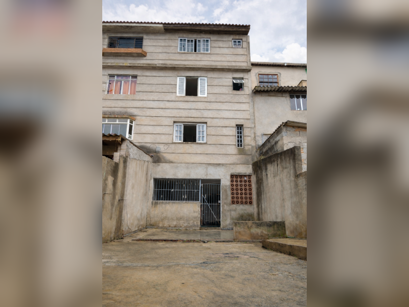 Casa à venda Jardim Sílvia com 173m² e 3 quartos por R$ 397.000 - sobrado-aconchegante-embu-das-artes-fachada-fundos-vista-exterior-patio-entrada-com-portao-e-janelas.png