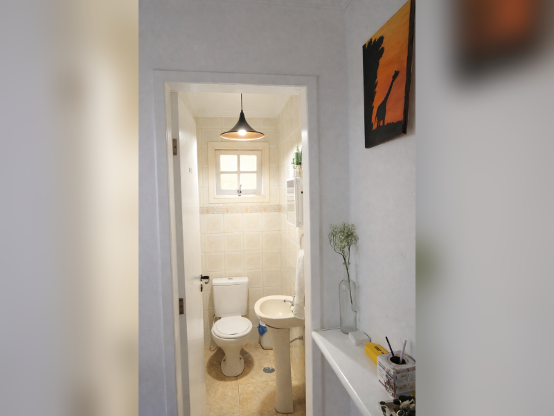 Casa à venda Jardim Sílvia com 173m² e 3 quartos por R$ 397.000 - sobrado-aconchegante-embu-das-artes-lavabo-com-janela-ventilacao-natural-pia-e-vaso-sanitario-em-ambiente-claro.png