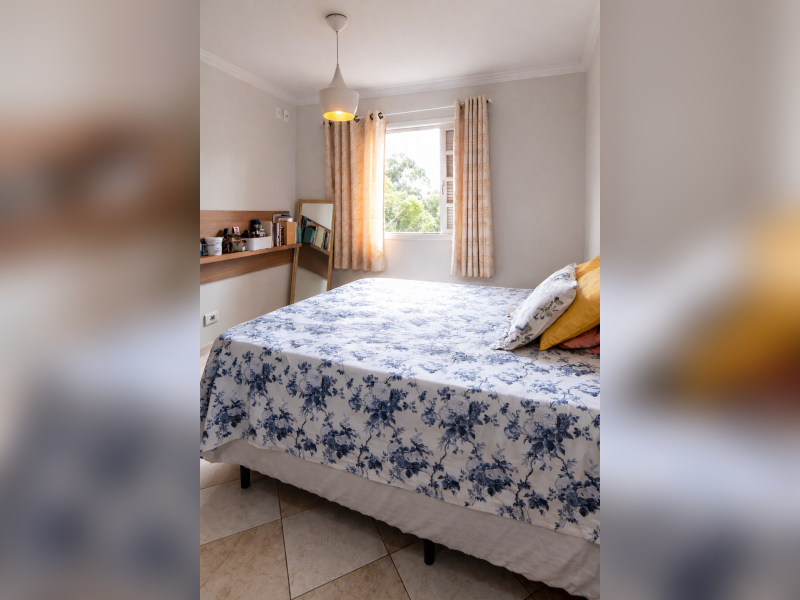 Casa à venda Jardim Sílvia com 173m² e 3 quartos por R$ 397.000 - sobrado-aconchegante-embu-das-artes-quarto-casal-arejado-com-janela-ampla-iluminacao-natural-e-ventilacao.png
