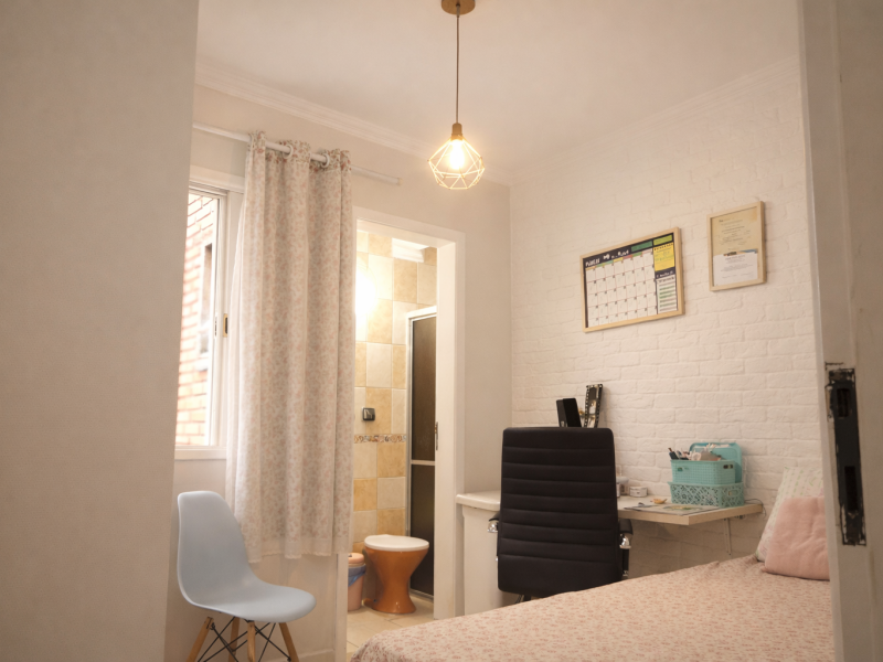 Casa à venda Jardim Sílvia com 173m² e 3 quartos por R$ 397.000 - sobrado-aconchegante-embu-das-artes-quarto-com-escritorio-home-office-iluminacao-pendente-e-banheiro-integrado.png