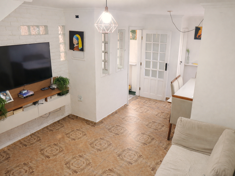Casa à venda Jardim Sílvia com 173m² e 3 quartos por R$ 397.000 - sobrado-aconchegante-embu-das-artes-sala-de-estar-e-jantar-integradas-ambiente-iluminado-com-porta-de-vidro-e-piso-ceramico.png