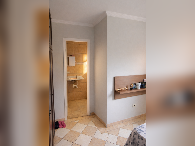 Casa à venda Jardim Sílvia com 173m² e 3 quartos por R$ 397.000 - sobrado-aconchegante-embu-das-artes-suite-com-acesso-ao-banheiro-area-intima-e-boa-iluminacao-natural.png