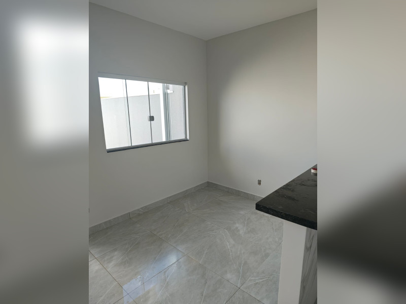 Casa à venda Jardim Itália com 68m² e 2 quartos por R$ 300.000 - 5-vista-interna-da-janela-da-sala.jpg