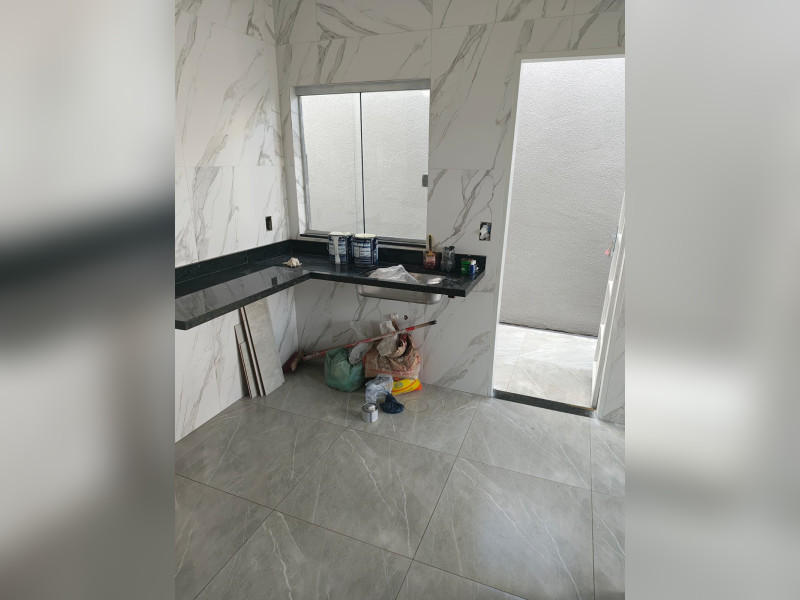 Casa à venda Jardim Itália com 68m² e 2 quartos por R$ 300.000 - 6-vista-interna-da-janela-e-da-porta-da-copa-cozinha-onde-parece-a-pia-acoplada-com-o-balcao.jpg