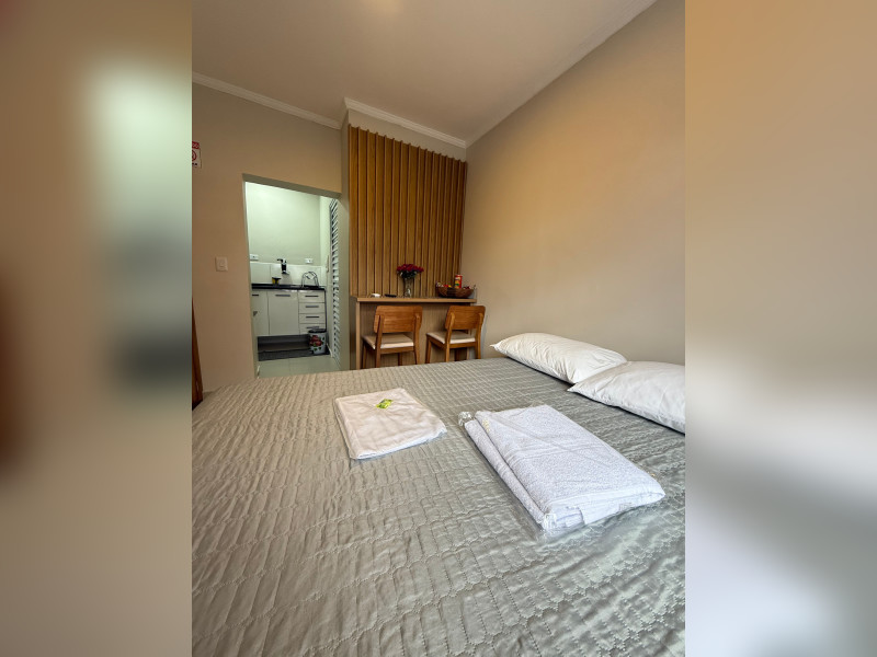 Studio para alugar Vila Bertioga com 18m² e 1 quarto por R$ 2.200 - 101-camamesa-e-cozinha.jpg