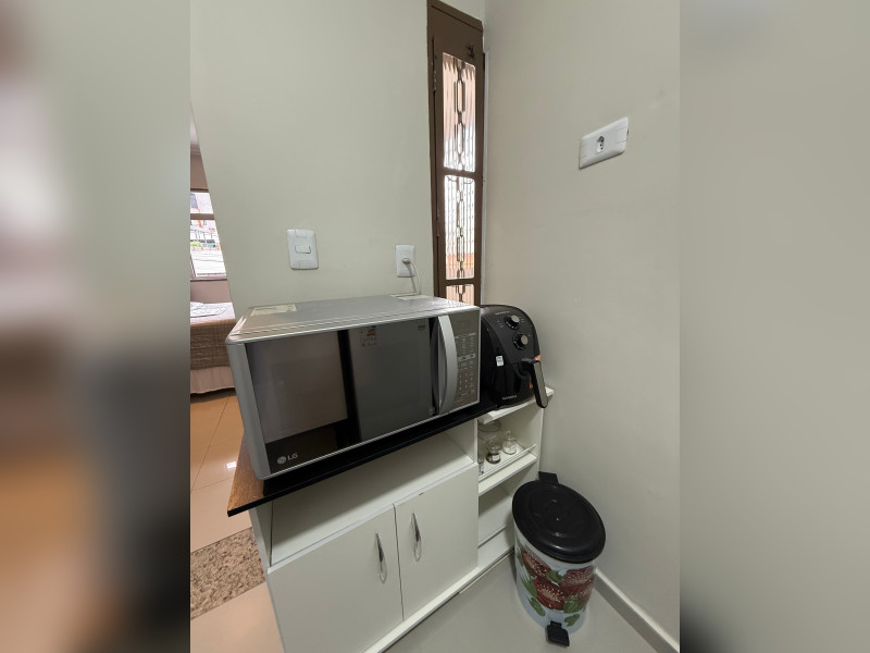 Studio para alugar Vila Bertioga com 18m² e 1 quarto por R$ 2.200 - armario-e-microondas-e-airfry.jpg