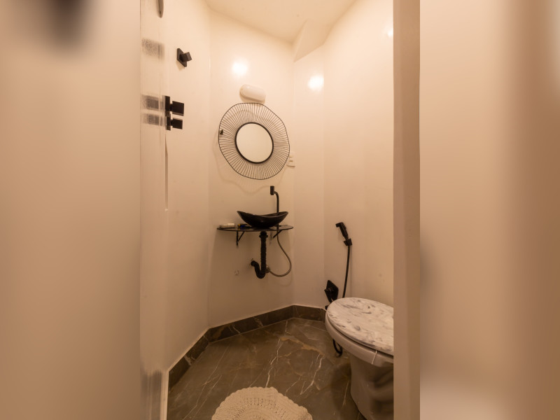 Apartamento à venda Copacabana com 85m² e 2 quartos por R$ 1.350.000 - banheiro-de-servico-com-chuveiro.jpeg