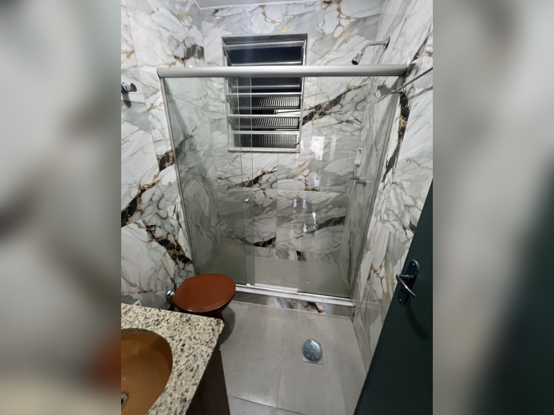 Apartamento à venda Copacabana com 53m² e 2 quartos por R$ 695.000 - banheiro.JPG