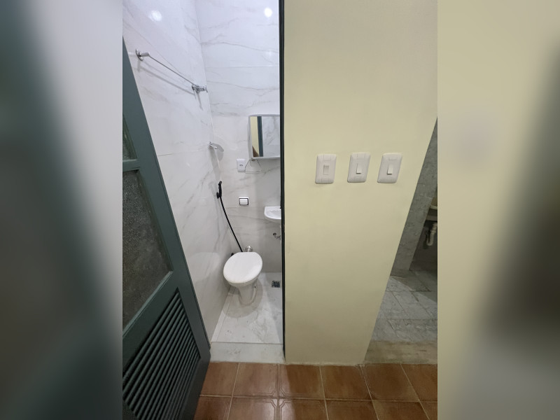 Apartamento à venda Copacabana com 53m² e 2 quartos por R$ 695.000 - porta-banho-emptregada.JPG