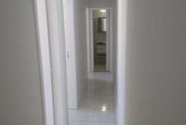 Apartamento à venda Todos os Santos com 70m² - 3 dormitórios -  vaga - R$ 285.000 - corredor-acesso-quartos-e-banheiro-social-foto-2.jpeg