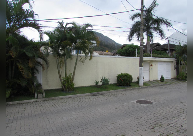 imóvel com 331m²