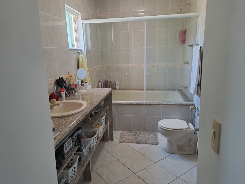 Casa de condomínio à venda Vargem Pequena com 331m² e 5 quartos por R$ 690.000 - 12c-banheiro-suite.jpg