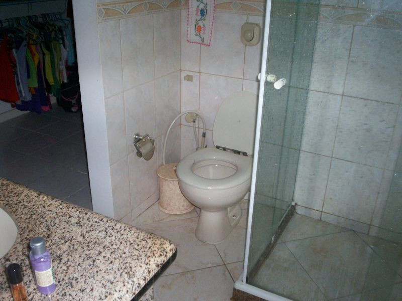 Casa de condomínio à venda Vargem Pequena com 331m² e 5 quartos por R$ 690.000 - 13c-banheiro-suite-2.jpg