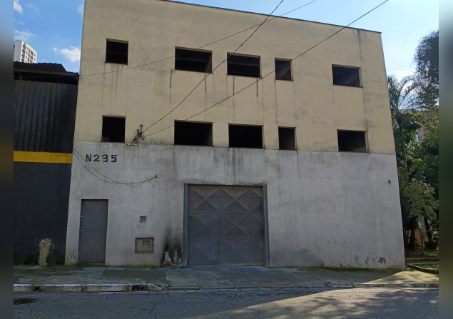 imóvel com 589m²