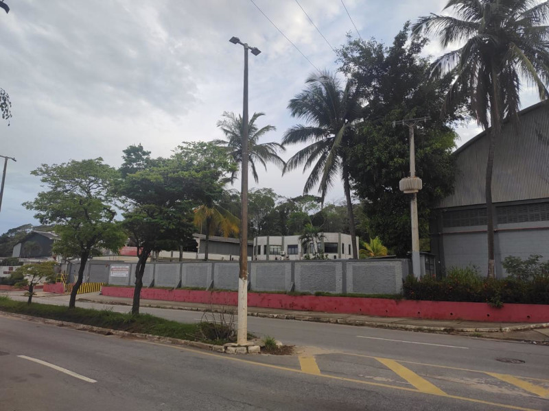 imóvel com 3000m² - Granja dos Cavaleiros - Macaé