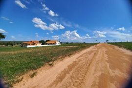 Terreno &agrave; venda Centro com 450m&sup2; e 1 quarto por R$ 75.000 - 3-rua-em-frente-ao-lote-1.jpeg